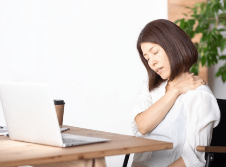 パソコンの使いすぎで肩が疲れている女性